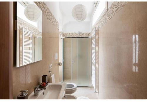 un bagno con doccia, lavandino e WC di Casa de lidzia2 a Cisternino