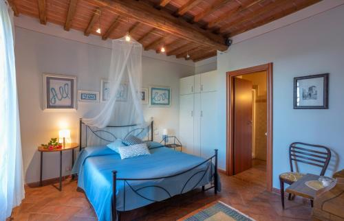 a bedroom with a blue bed in a room at Casa Vacanze Le Fornaci in Laterina