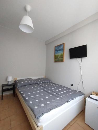a bedroom with a bed and a flat screen tv at Willa Karwia in Karwia