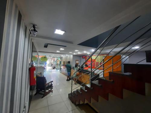 eine Lobby mit Treppen und Menschen in einem Gebäude in der Unterkunft Hotel BELCENTRO in Belém