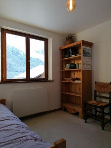 - une chambre avec une étagère et une fenêtre dans l'établissement Chalet Erminea, à Chamonix-Mont-Blanc
