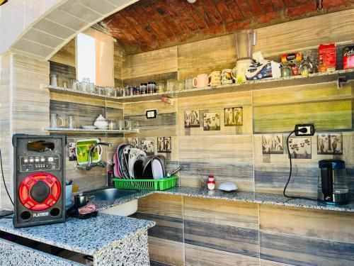 Seko Kato Nile View Hostelにあるキッチンまたは簡易キッチン