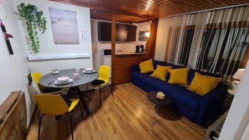 sala de estar con sofá azul y mesa en Rent & Relax: De steiger, en Geel