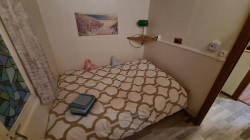Tempat tidur dalam kamar di Rent & Relax: De steiger