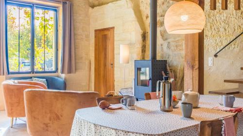 une salle à manger avec une table et quelques chaises dans l'établissement Le Clos Baudoin B&B, à Vouvray