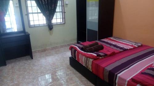 Ein Bett oder Betten in einem Zimmer der Unterkunft Al-Kautsar Private Pool WIFI Movies Aircond