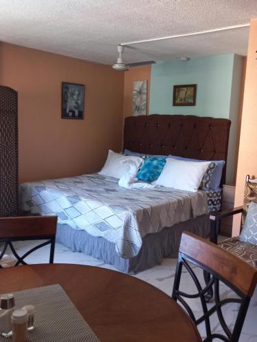 een slaapkamer met een groot bed in een kamer bij Towers by the Beach in Ocho Rios