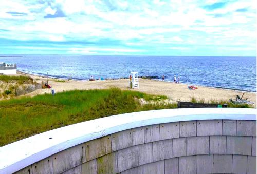 Pemandangan laut umum atau pemandangan laut yang diambil dari motel