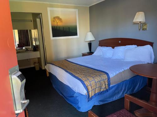 Кровать или кровати в номере SPRINGWOOD HOTEL, Opelika I-85 Columbus Pkwy