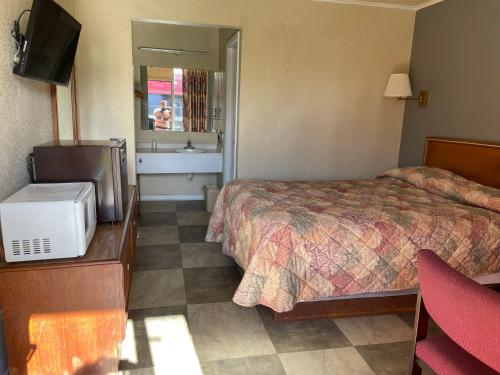 Кровать или кровати в номере SPRINGWOOD HOTEL, Opelika I-85 Columbus Pkwy
