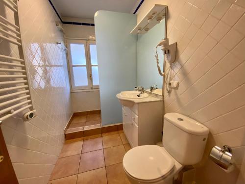  Prober-Mundial -  Room  picture :   Tea/Coffee maker    TV    Hairdryer                           