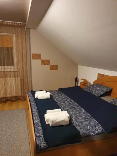 巴雅斯普里耶的住宿－Casa mea de vacanta，一间卧室配有两张带毛巾的床