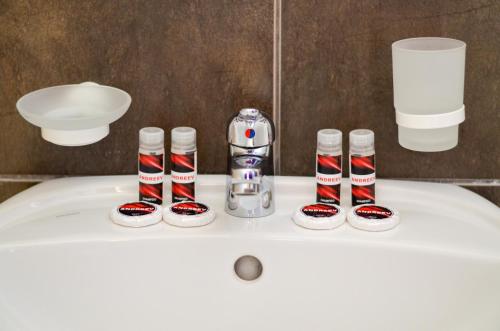 La salle de bains est pourvue d'un lavabo avec des cannes à sucre rouges et blanches. dans l'établissement Family hotel Andreev, à Dobrinichte
