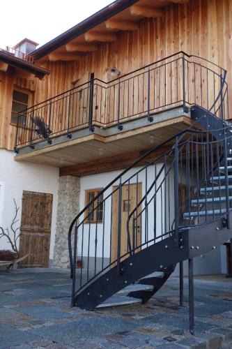 a metal staircase in front of a building at Appartement - Ferienwohnung - FeWo Obernkammer in Emmering
