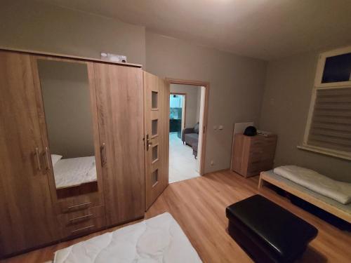 Ένα ή περισσότερα κρεβάτια σε δωμάτιο στο Spalona Apartament Jagodna