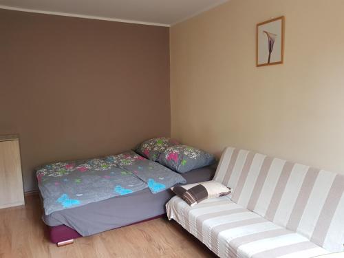 1 dormitorio con 1 cama y 1 sofá en Apartament na Przymorzu, en Gdansk