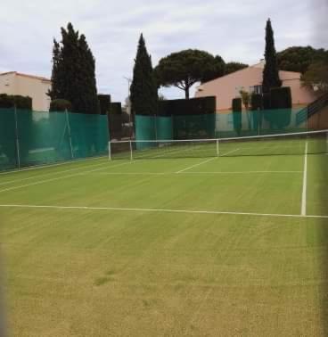 - un court de tennis avec filet dans l'établissement Tennis Village, au Cap d'Agde