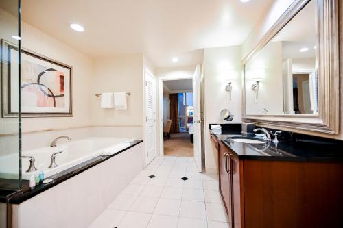 Ванная комната в StripViewSuites at Signature