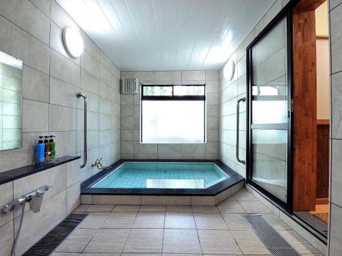 uma casa de banho com uma piscina e uma janela em Ryokan Seifuso - Vacation STAY 02201v em Matsumoto