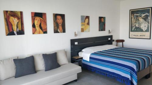 1 dormitorio con 1 cama y 1 sofá en Porte di Venezia, Tessera Aeroporto, en Favaro Veneto