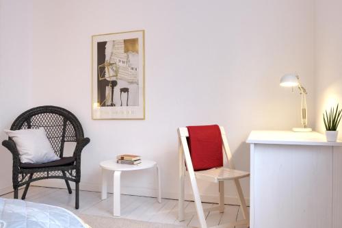 a room with two chairs and a table and a picture at Ferienwohnung Heimaterde in Mülheim an der Ruhr