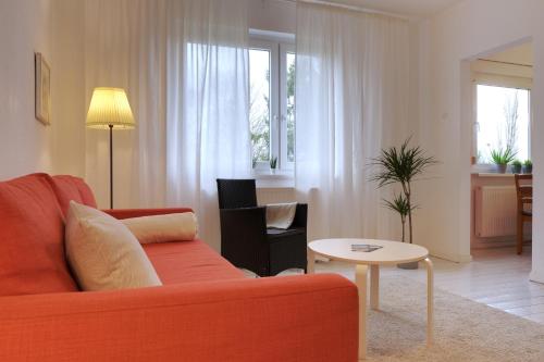 a living room with a red couch and a table at Ferienwohnung Heimaterde in Mülheim an der Ruhr