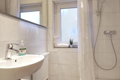 a bathroom with a sink and a shower at Ferienwohnung Heimaterde in Mülheim an der Ruhr