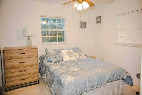 A bed or beds in a room at Charming home with hot tub, minutes from the beach