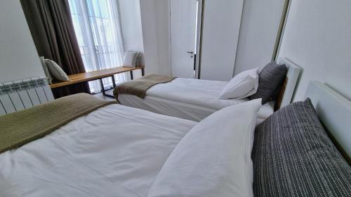 Un ou plusieurs lits dans un hébergement de l'établissement Luxurious 2BR apartment with mountain/piste view, close to main Gondola