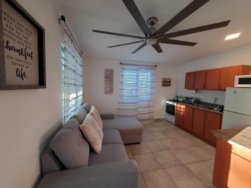 Kuchyň nebo kuchyňský kout v ubytování Aguadilla Sunrise apt with AC WIFI 8 minute walk from Crashboat beach