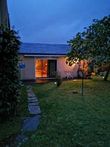 a white house with a table in a yard at Chez Pat & Mat in La Canourgue