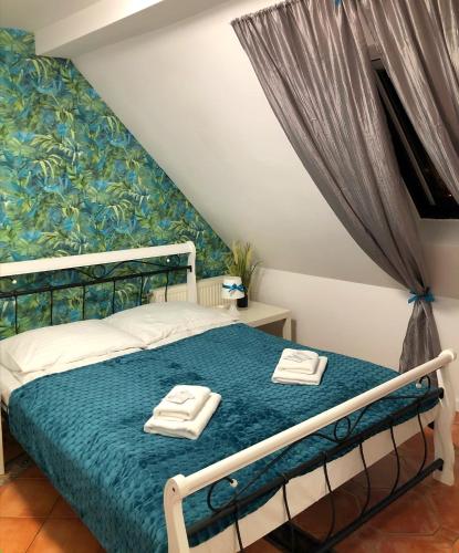 Una cama o camas en una habitación de Great Polonia Jelenia Góra City Center