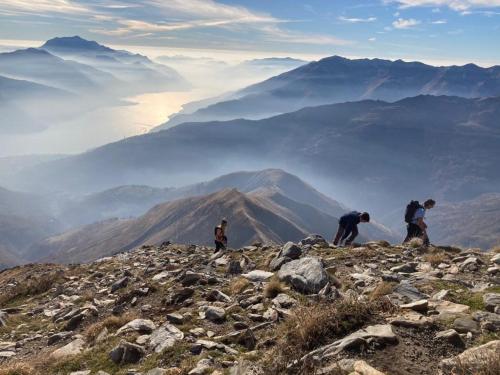 a group of people standing on top of a mountain at Casa Artis in Gravedona