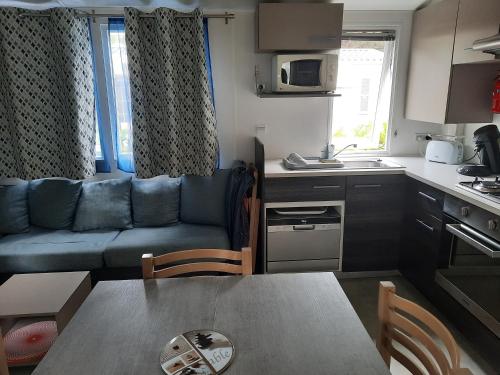 Il dispose d'une cuisine et d'un salon avec un canapé et une table. dans l'établissement Cordon LMP, à Gastes