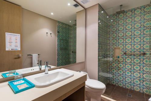 a bathroom with a sink and a shower and a toilet at bh Barranquilla in Barranquilla