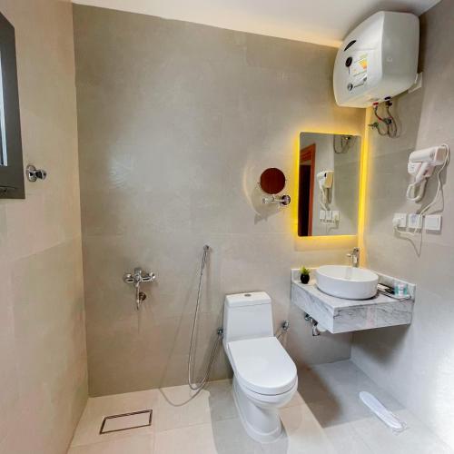 a bathroom with a toilet and a sink at سيتيز إن للشقق المخدومة in Yanbu