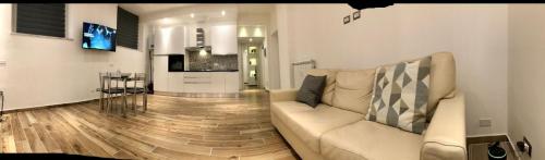 sala de estar con sofá y cocina en Casa mia Metro A 100mt, en Roma