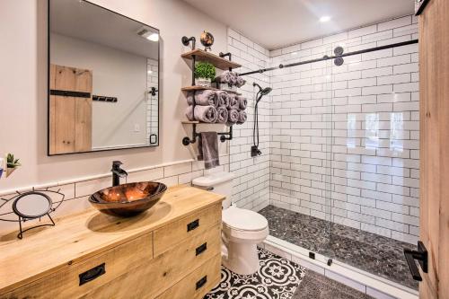Un baño con lavabo, inodoro y espejo. en Timberland Estates Cabin Close to Trails!, en Reedsville
