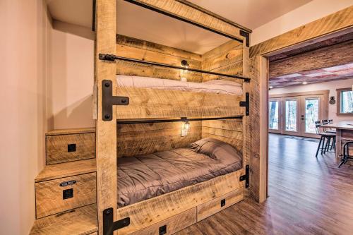 Łóżko lub łóżka piętrowe w pokoju w obiekcie Timberland Estates Cabin Close to Trails!