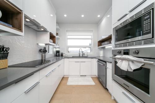 Virtuvė arba virtuvėlė apgyvendinimo įstaigoje Bright Modern Home - King Bed - Free Parking - Fireplace - Fast Wi-Fi - Free Netflix