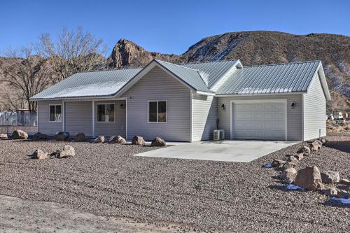 Foto dalla galleria di Caliente Home with Covered Patio, Mtn Views! a Caliente