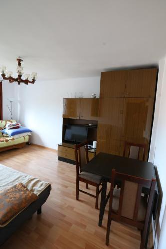 - un salon avec une table à manger et des chaises dans l'établissement apartament DaDa, à Sosnowiec