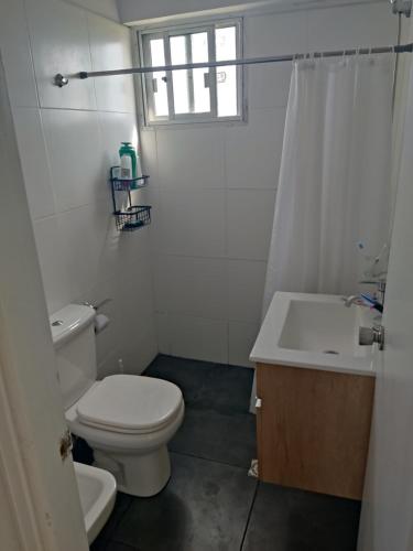 Ένα μπάνιο στο Apartamento en alquiler punta del este 3 dormitorios