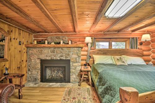 Voodi või voodid majutusasutuse Honeys Cabin in McLeod Fish, Hike and Views! toas