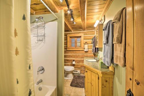 Kupaonica u objektu Honeys Cabin in McLeod Fish, Hike and Views!