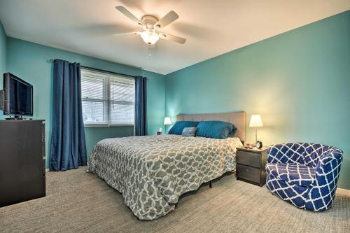 מיטה או מיטות בחדר ב-Homey Duplex - 10 Mi to Downtown Grand Rapids!