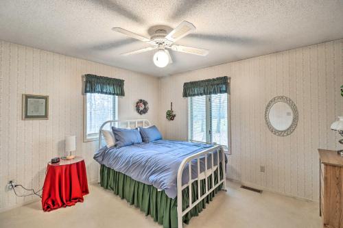 Säng eller sängar i ett rum på 40-Acre Poplar Bluff Nature Lovers Paradise!