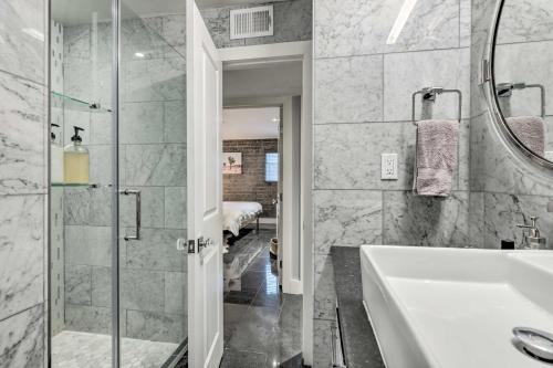 Ένα μπάνιο στο Scottsdale Condo with Patio, Walk to Fashion Square!
