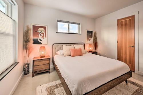 Un pat sau paturi într-o cameră la Modern Missoula Home about 2 Miles to Downtown!