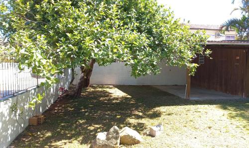 Un jardín fuera de Casa de Praia na Praia dos Ingleses